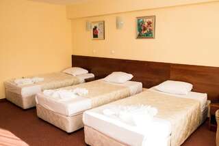 Отель Avenue Hotel Бургас Трехместный номер-9