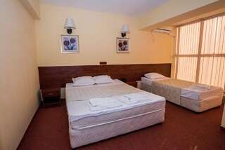 Отель Avenue Hotel Бургас Трехместный номер-10