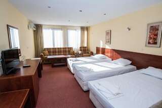 Отель Avenue Hotel Бургас Трехместный номер-11