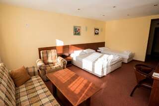 Отель Avenue Hotel Бургас Трехместный номер-12